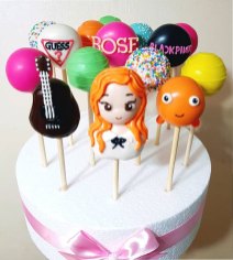 1-BLACKPINK-Rose-Cake-from-GUESS