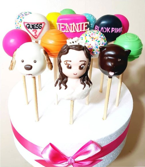 2-BLACKPINK-Jennie-Cake-from-GUESS