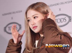 1-BLACKPINK Rose Tods Event play with hair