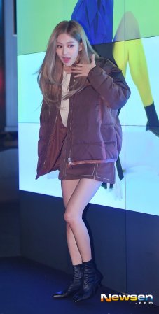 8-BLACKPINK Rose Tods Alessandro DellAcqua Launch Event