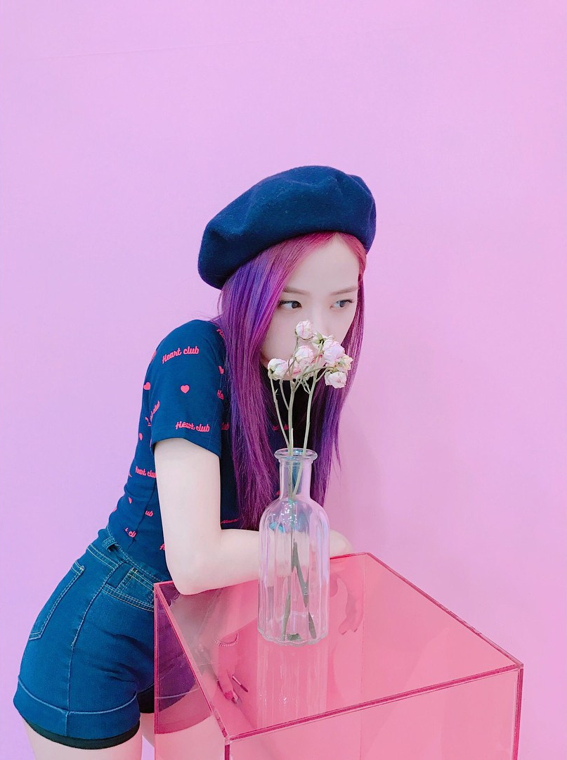 Blackpink Jisoo beret hat electrical safety song