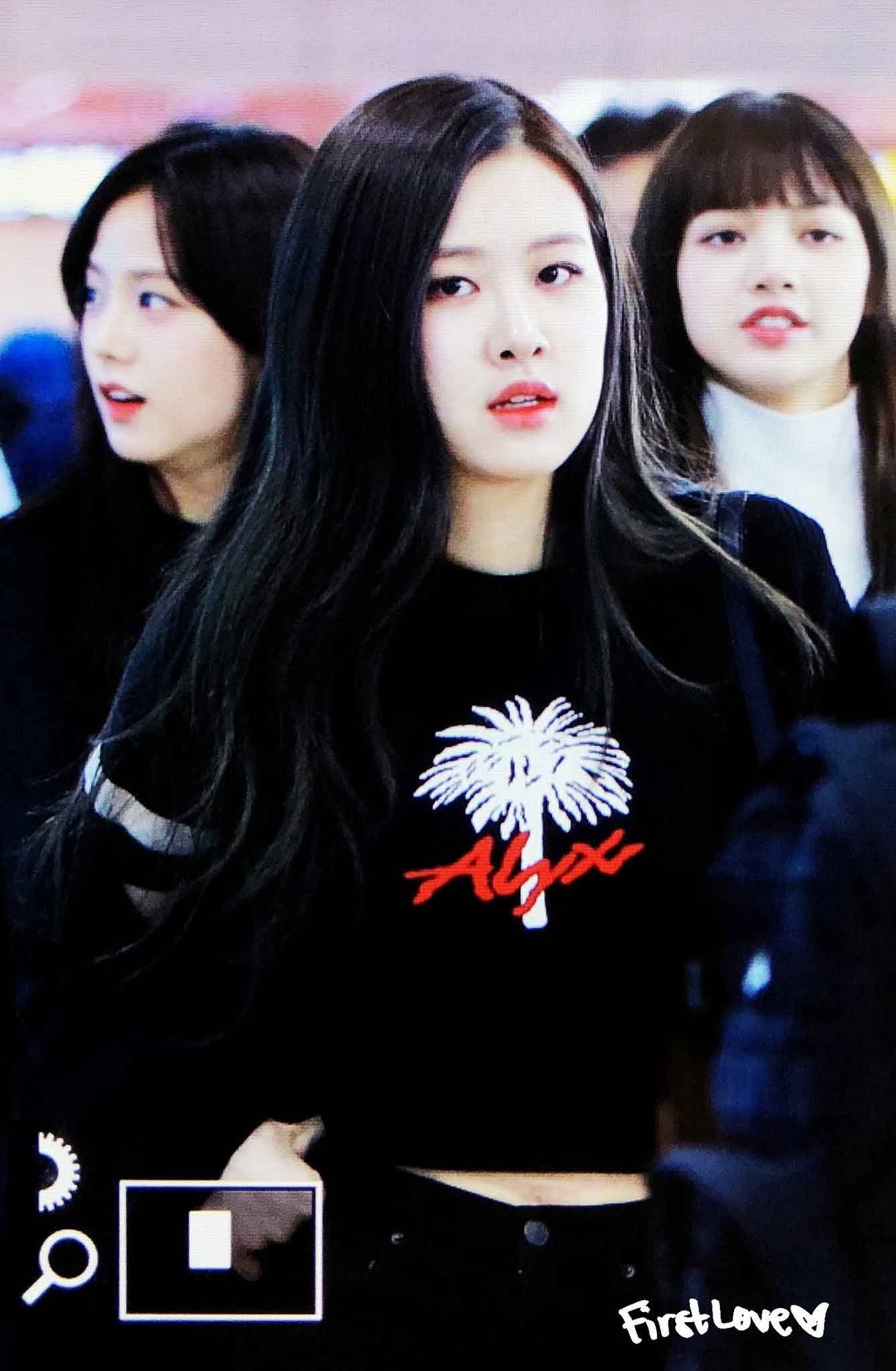 Blackpink Rose Airport Fashion Back from Jeju Island 26 March 2018