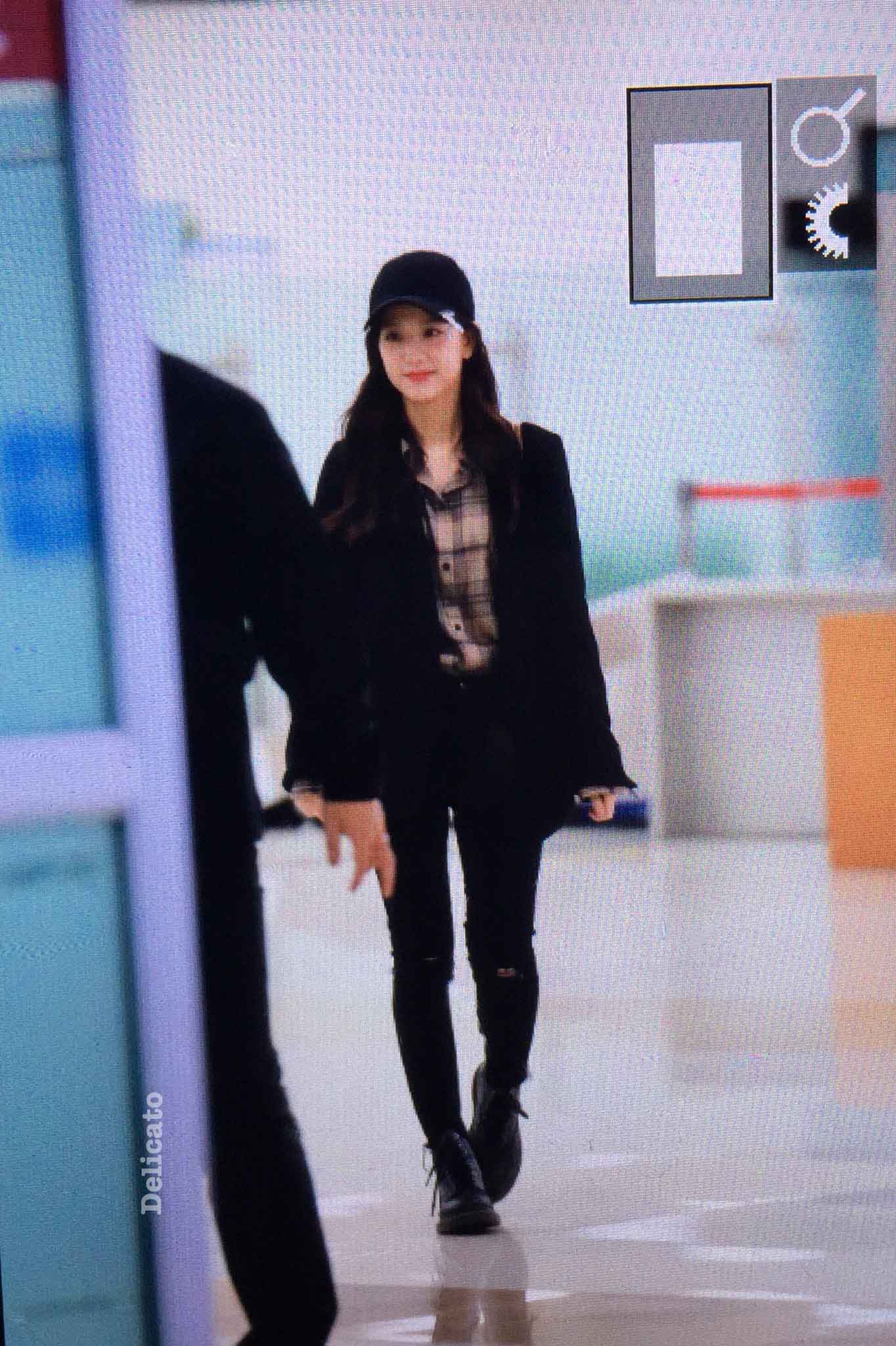 Blackpink Jisoo airport fashion black outfit wear cap hat