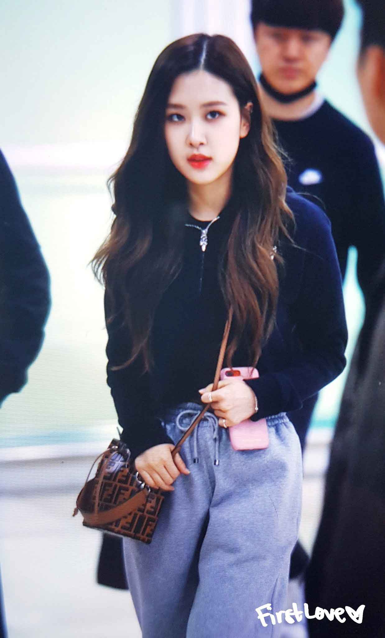 Blackpink Rose airport fashion black casual outfit