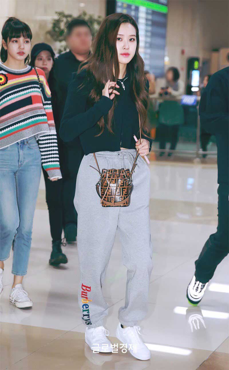 Blackpink Rose airport fashion black casual outfit
