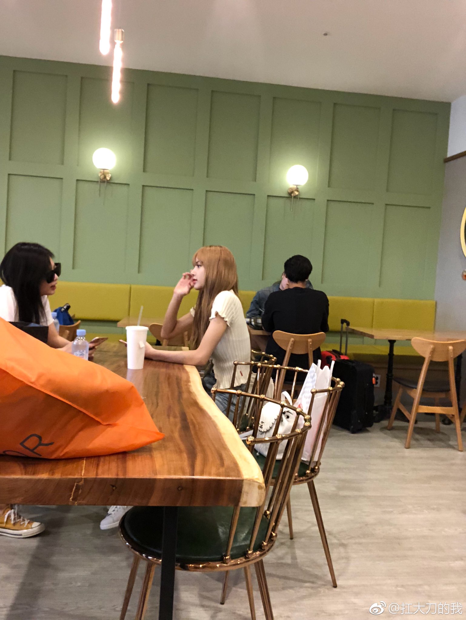 blackpink members jennie lisa jisoo rose at restaurant July 18, 2018