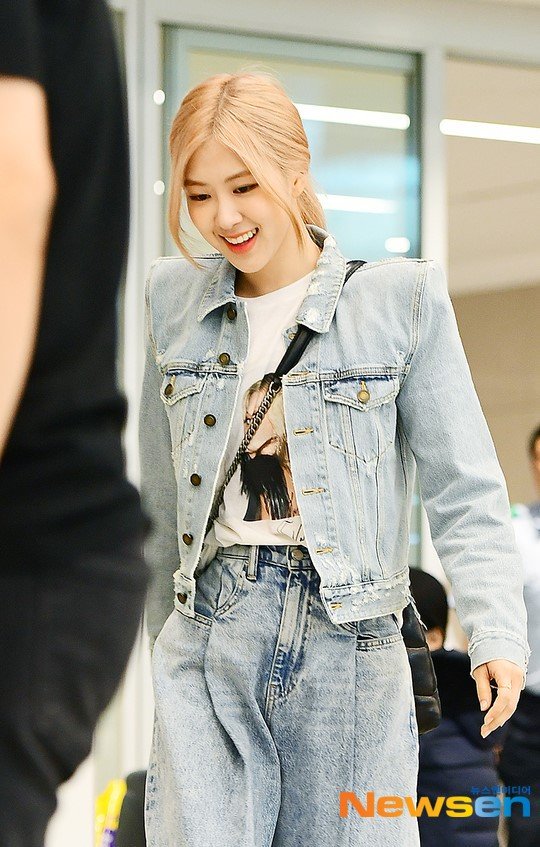 Rosé at Incheon Intl. Airport Back from Paris After Attending Saint Laurent Show