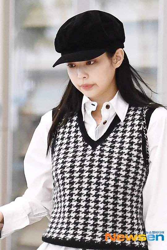 Jennie at Incheon Airport, off to Paris for Paris Fashion Week. Chanel's  fashion show is scheduled for Oct. 2, 10:30am Paris time (@/black2dpink824), maizerblaize, Pastel, Lisugh💋)