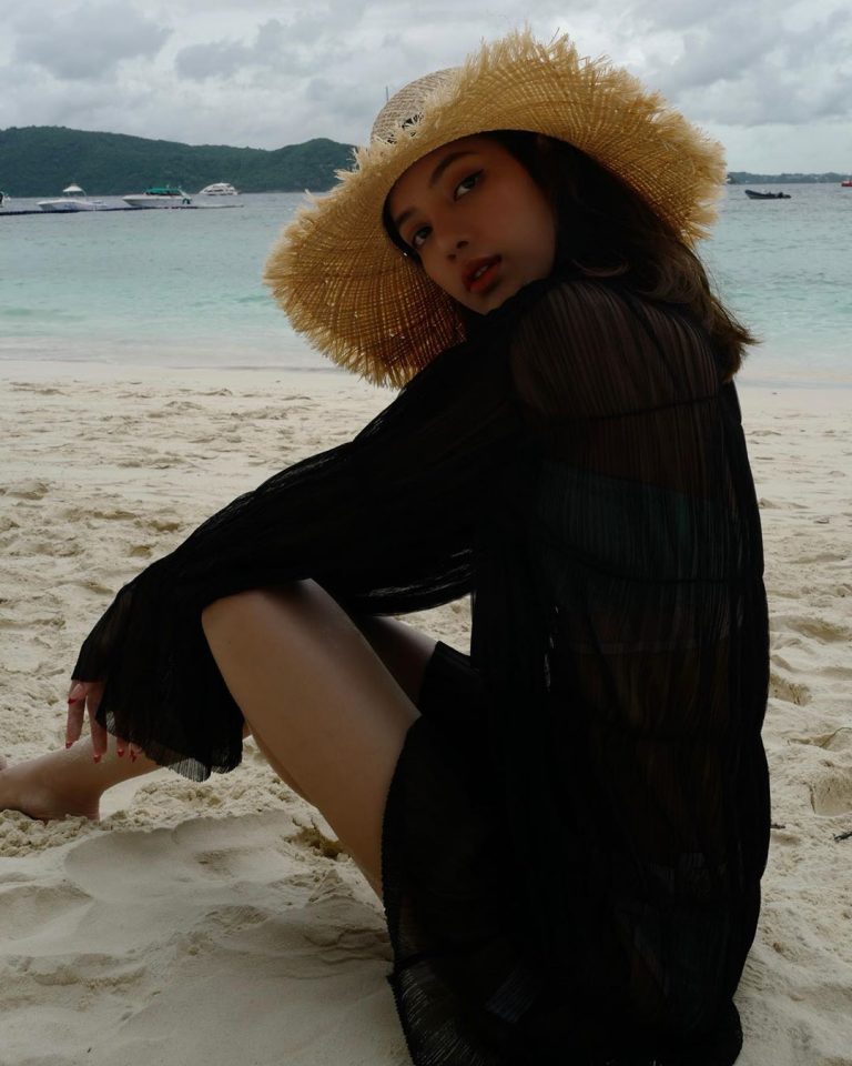 Lisa Shared Beautiful and Sexy Instagram Photos from Beach Vacation