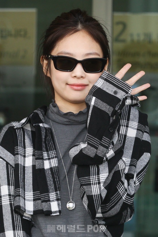 BLACKPINK Jennie Airport Photos on February 13, 2020 to London for Photoshoot