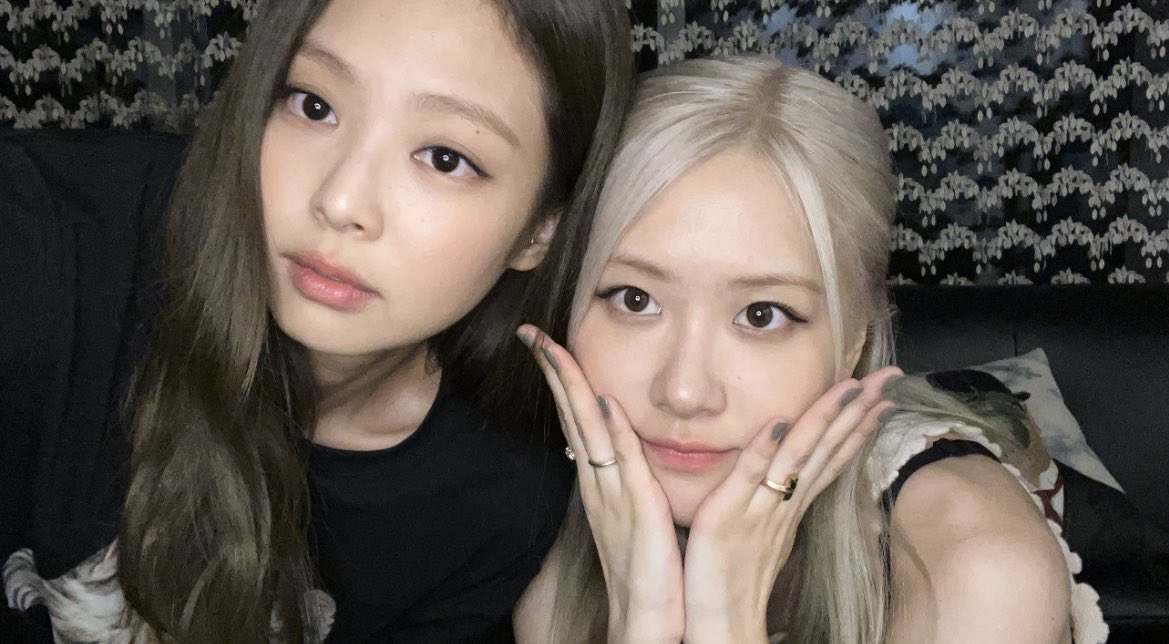 Screenshots: BLACKPINK Jennie Rosé Live Video on August 8, 2022
