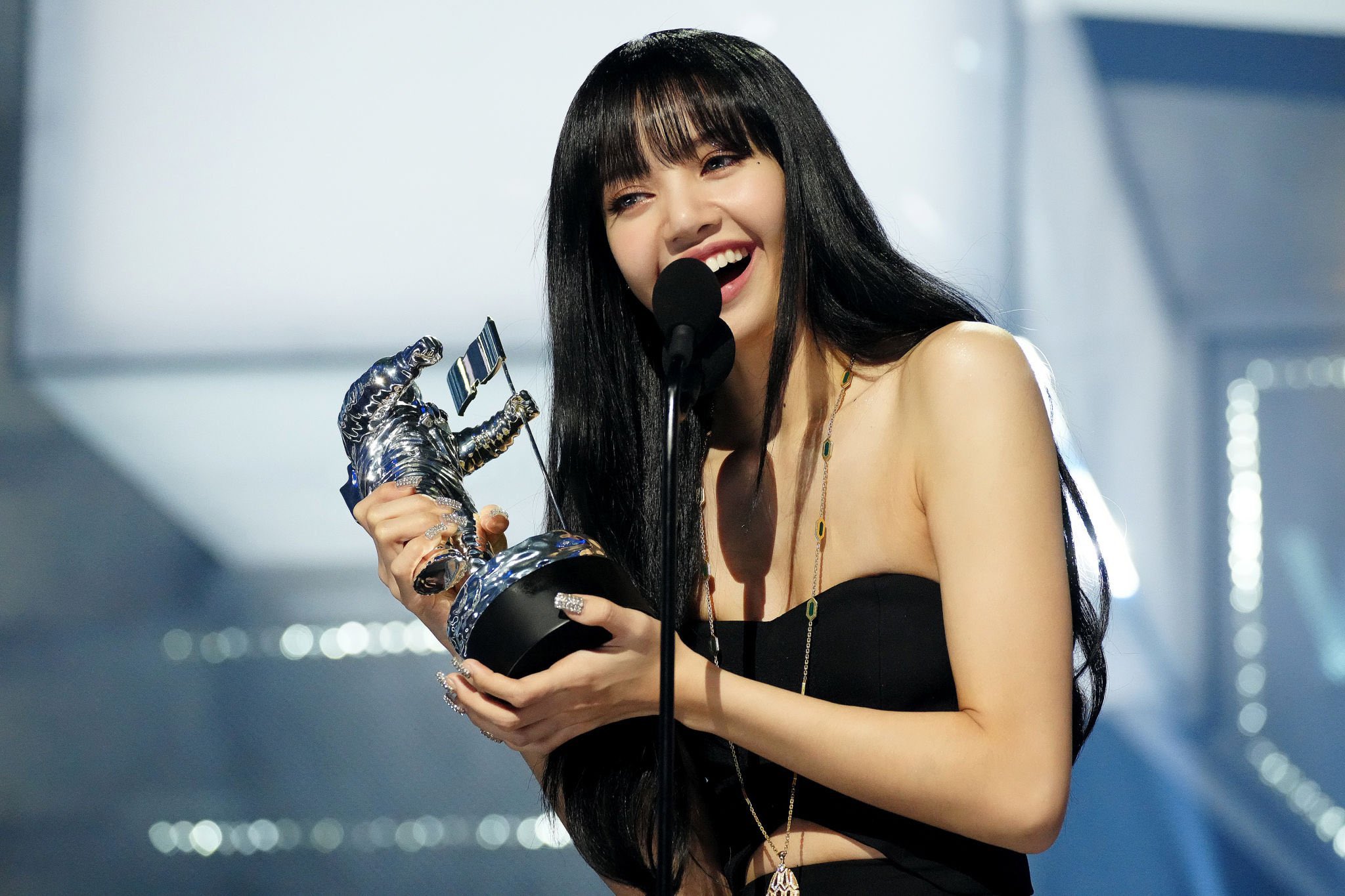 LISA Won MTV VMAs Best Kpop, Becomes The First Kpop Soloist in History to Win a VMA
