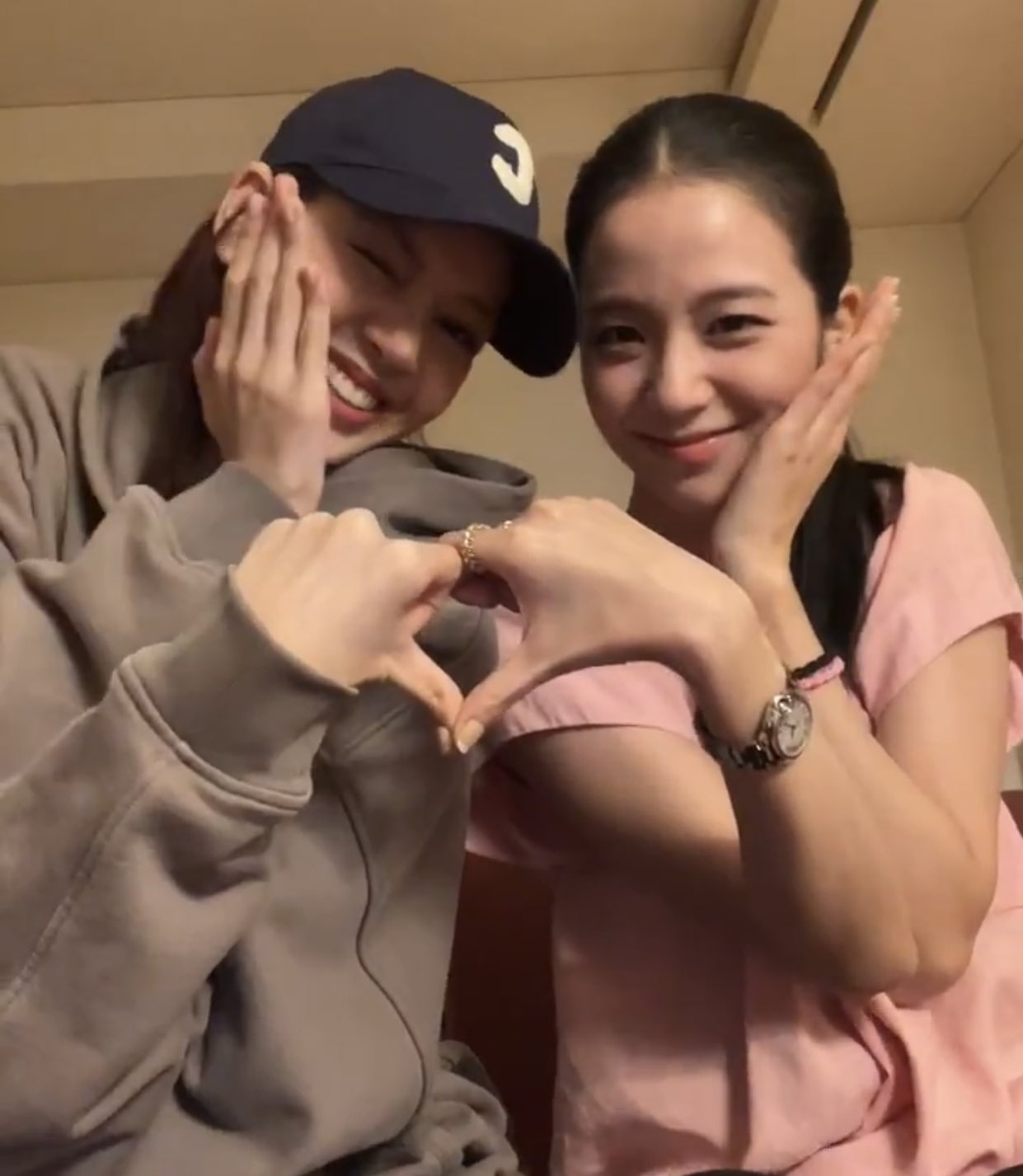 Screenshots: BLACKPINK Jisoo Lisa Weverse Live Video, August 8, 2022