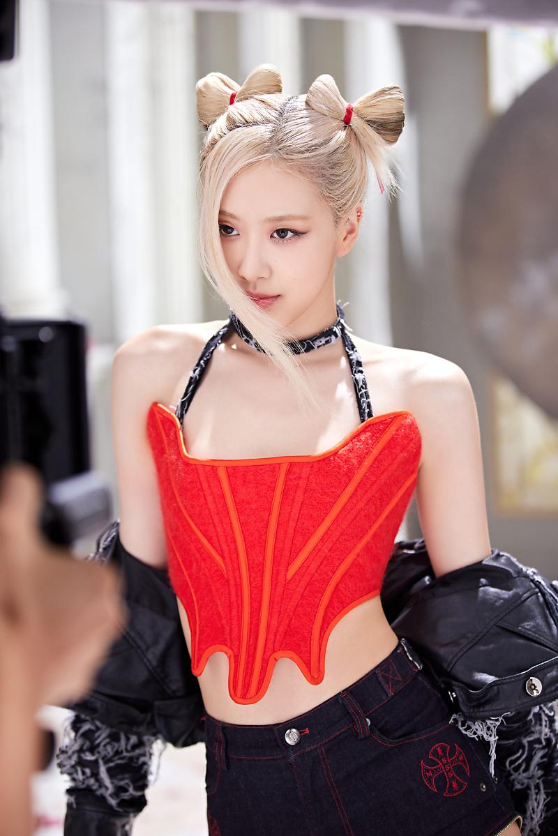 BLACKPINK Rose PINK VENOM Behind The Scenes Photos