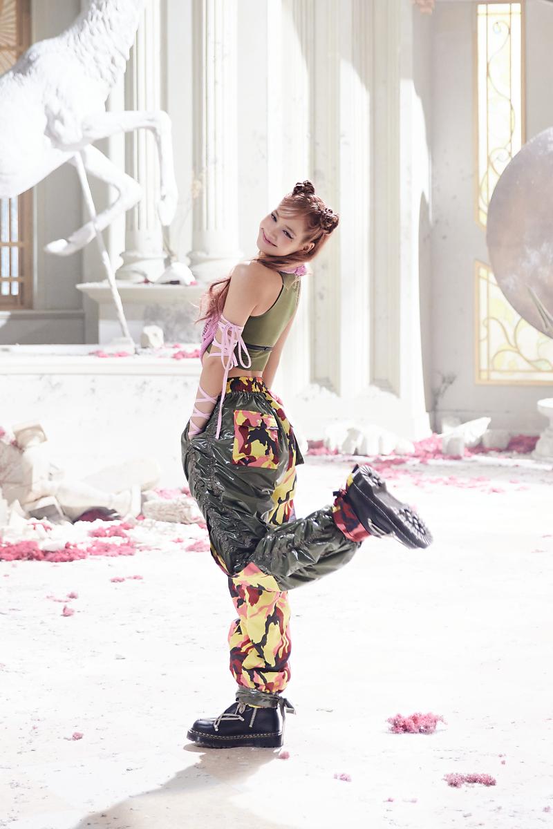 BLACKPINK Lisa PINK VENOM Behind The Scenes Photos