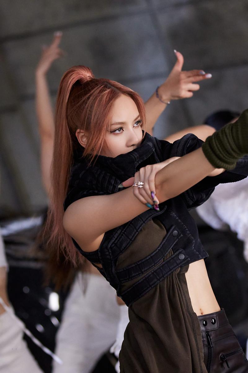 BLACKPINK Lisa PINK VENOM Behind The Scenes Photos
